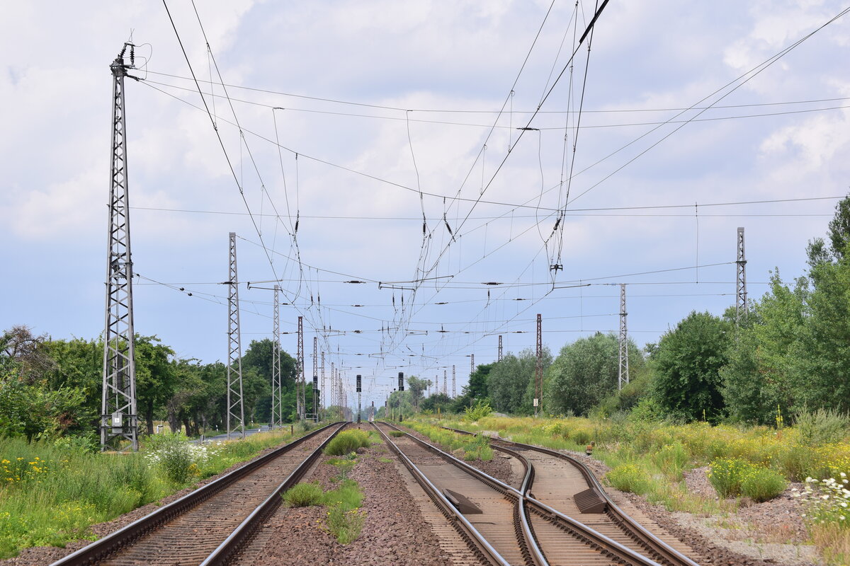 Blick vom Bahnübergang bei Güterglück in Richtung Magdeburg. 2018 wurden 2 Gleise welche von Wiesenburg aus kamen entfernt. Heute ist somit nur noch ein Überholungsgleis übrig.

Güterglück 20.07.2020