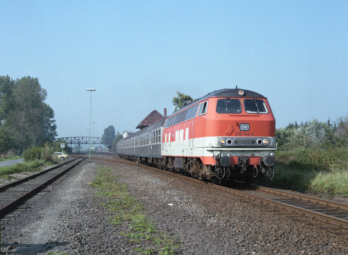 Blick vom Bahnübergang Elsendeich auf den Bf Kranenburg am 03.10.1987. Ausfahrt des DB 218 144-4 mit E-3775 von Nijmegen nach Köln Hbf. Links das Ausziehgleis des Güterbahnhofes, das hier endet. Scanbild 94621, Kodak VericolorIII.