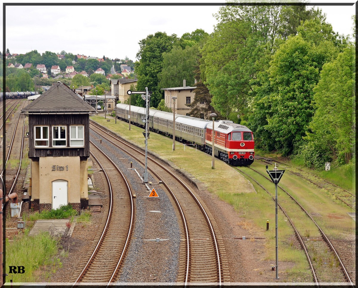 Blick von der bekannten Straßenbrücke auf die Gleisanlagen des Bahnhof Nossen. 130 002 vor Silberlingen der WFL. Nossen 24.05.2015