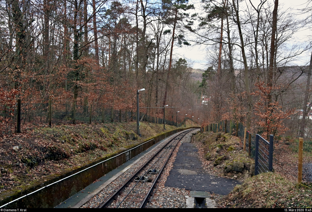 Blick von der Bergstation (Waldfriedhof) auf die Strecke der mittlerweile 90 Jahre alten Standseilbahn Stuttgart (Stuttgarter Straßenbahnen AG (SSB)) Richtung Talstation (Südheimer Platz).
Aufgenommen am Ende des Bahnsteigs.
[13.3.2020 | 11:44 Uhr]