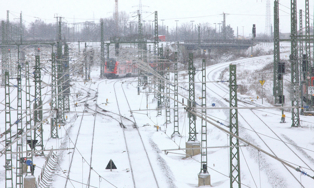 Blick  von der Berliner Brücke auf  eingeschaltete und funktionierende Weichenheizungen Halle (Saale) Nörliches Gleisvorfeld.  17.03.2017 12:27 Uhr.
Temperatur: -7 Grad, NO Wind Stärke 3-4,leichtes Schneetreiben, gefühlt  minus 14 Grad.