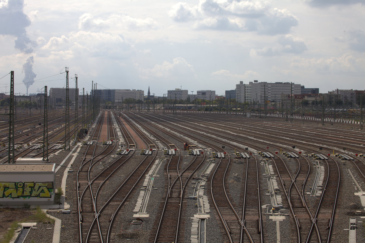 Blick  von der Berliner Brücke auf den noch ungenutzten neuen Verschiebebahnhof Halle (Saale)02.09.2017 13:07 Uhr.