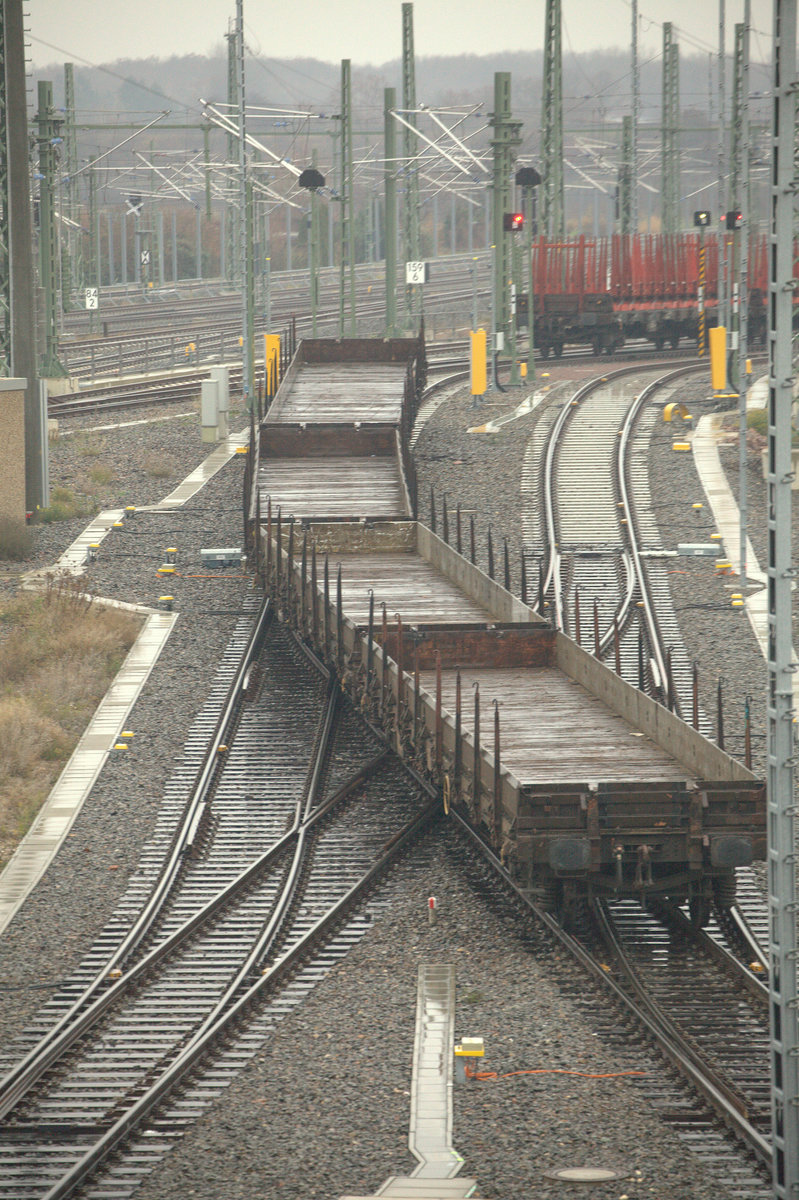 Blick von der Berliner Brücke, bei unfreundlichen,regnerischen Wetter auf den neuen Ablaufberg der Zugbildungsanlage Halle(Saale) Eine Vierergruppe Rungenwagen läuft gerade ab. 2018, 30.11. 14:31 Uhr.