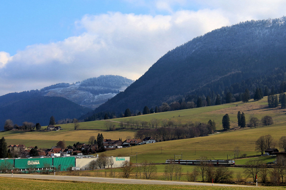 Blick in den Berner Jura mit einem SBB Domino-Lokalzug bei Sonceboz; diese Züge sind hier eher selten. 19.Februar 2018. 