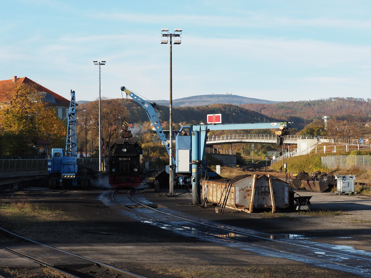 Blick von der Besucherterasse Wernigerode auf die Bekohlung der 99 7241, die sodann für ihren Einsatz zur Brockenfahrt mit P 8925 bereitgestellt wird.

Wernigerode, der 29.10.2021