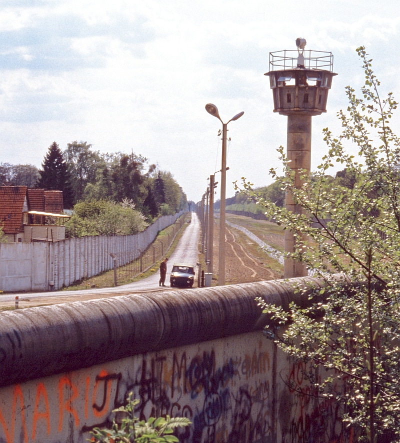 Blick von einer Besuchertribüne beim ehemaligen Hp. Düppel auf den Grenzstreifen. Hier verlief die Trasse der ehemaligen  Potsdamer Bahn  (Oktober 1988).