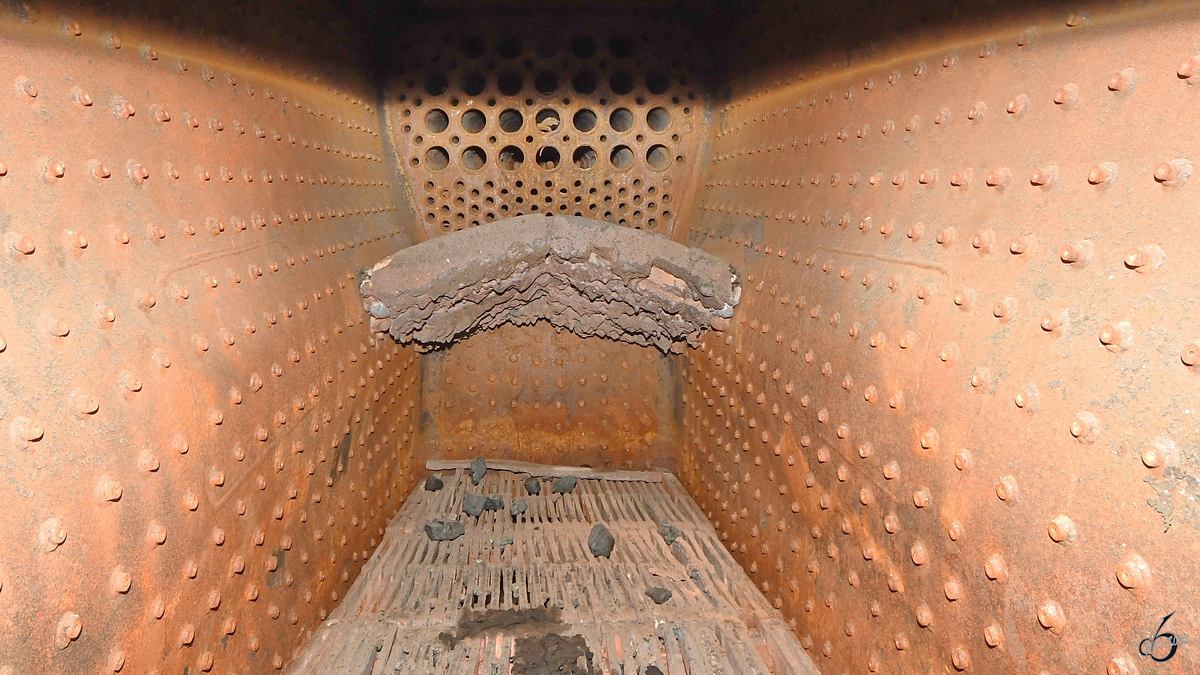 Blick in die Brennkammer der Dampflokomotive 38 1182-5. (Eisenbahnmuseum Arnstadt, August 2018)