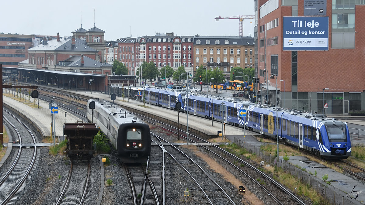 Blick von einer Brücke auf das Bahnhofsgelände von Aalborg. (Juni 2018)