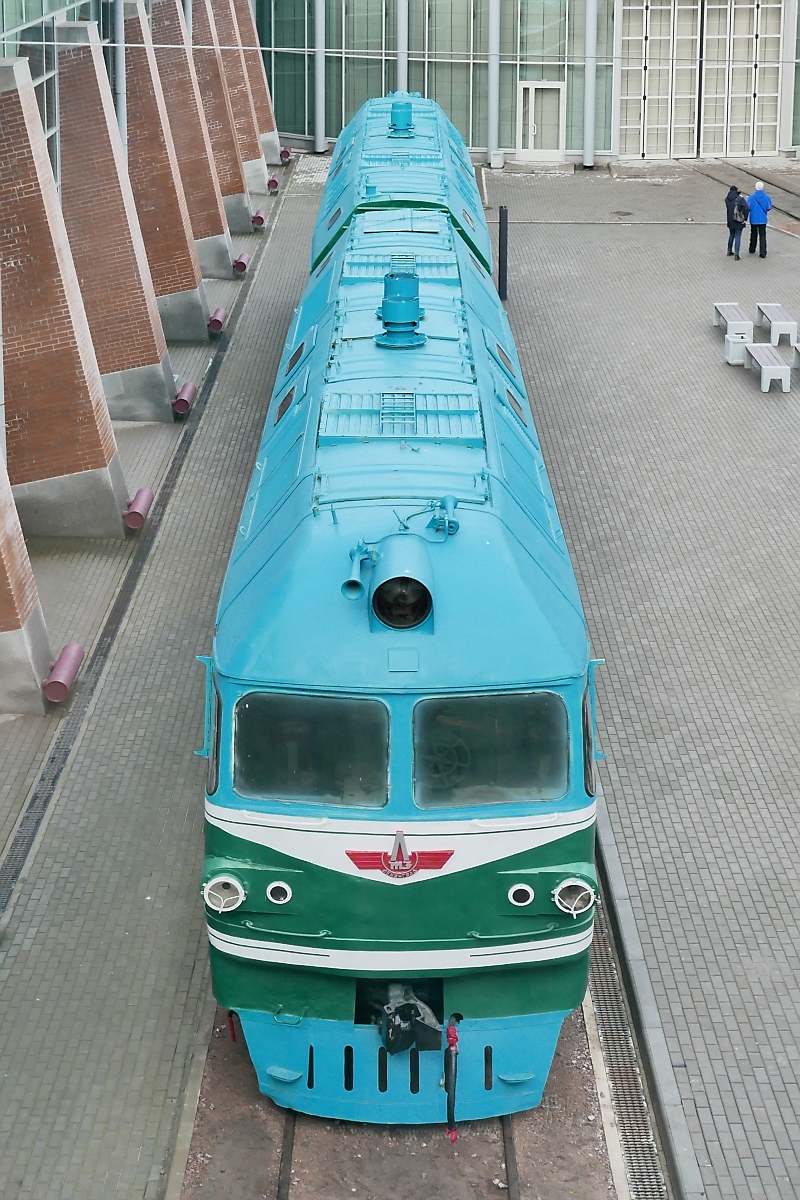 Blick von der Brücke auf die Diesellok ТГ102-169, im Russischen Eisenbahnmuseum in St. Petersburg, 4.11.2017 