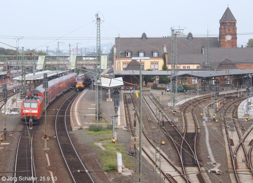 Blick von der Br�cke der Klinikstra�e nach Nordosten auf Gie�en Hbf am 25.9.13: Links schiebt 146 122 ihren RE nach Gleis 2.