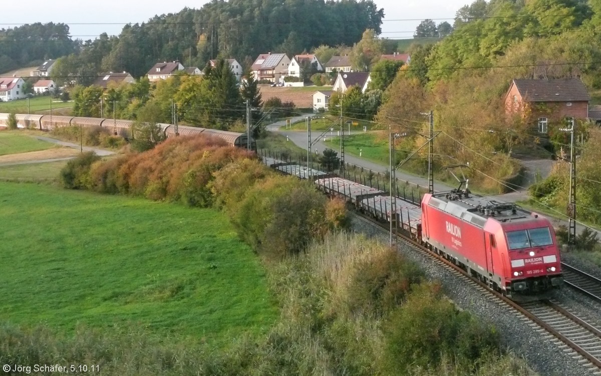 Blick von der Brücke über die Bahn bei Rosenbach nach Norden: Am 5.10.11 zog 185 285 einen Güterzug Richtung Ansbach durch den aufgelassenen Bahnhof.