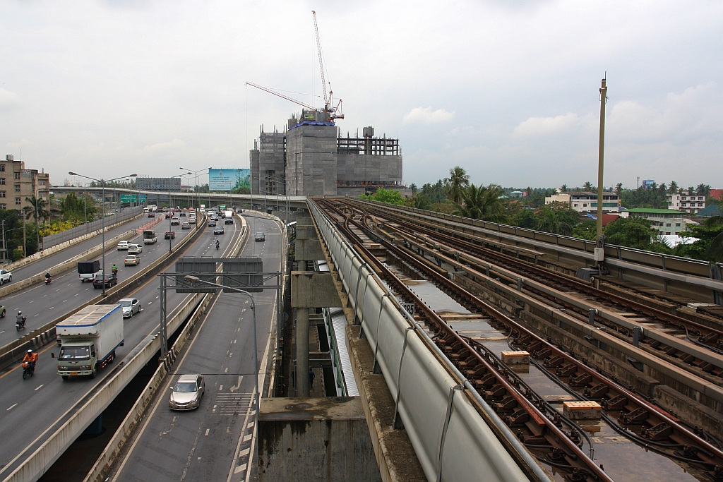 Blick von der BTS (Skytrain) Haltestelle Bang Wa (S12) in Richtung Wutthakat (S11). Bild vom 27.März 2017.