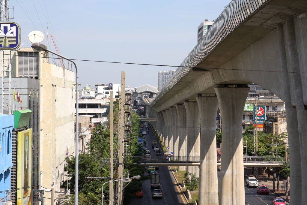 Blick von der BTS-Station Bang Wa (S12) auf die MRT-Station Bang Phai (BL33). Bild vom 19.November 2019.