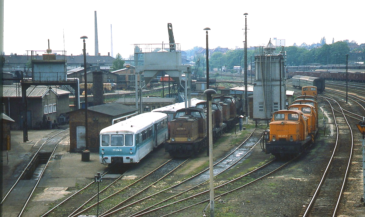 Blick in das Bw Gotha im Frühjahr 1993, neben 771 014-8 sind auch mehrere Lokomotiven der Baureihen 202 und 346 abgestellt