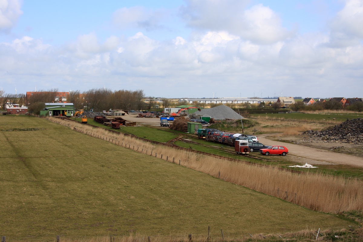 Blick vom Deich auf den Bh Dagebüll, rechts vorn die Abstellgleise für Privatloren, daneben der Parkplatz für die Pkw der Halliglüüd. (23.04.2010)