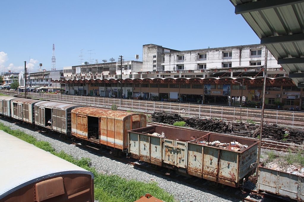 Blick vom Depot auf das Aufnahmsgebäude der Uttaradit Station. Bild vom 19.Mai 2018.