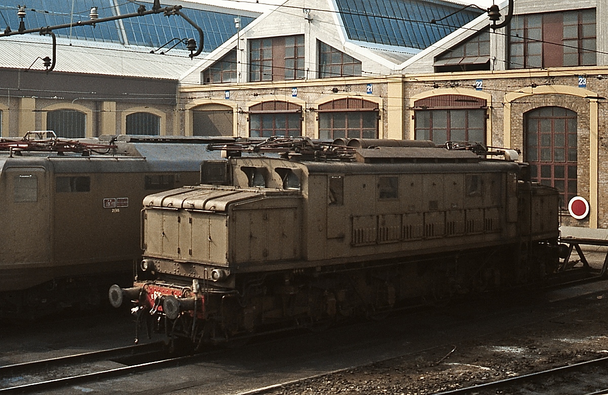 Blick in das Depot Bologna auf eine Lokomotive der Serie E 626 (September 1986). Die FS beschaffte zwischen 1927 und 1939 insgesamt 448 E 626 für den Einsatz vor Personen- und Güterzügen. Die letzten standen bis 1999 im Dienst.