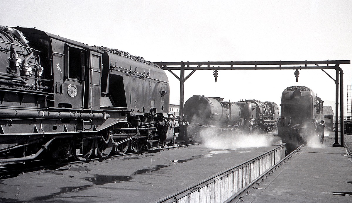 Blick in das Depot Mosselbaai der SAR mit der GMAM 4113 (links) und zwei weiteren GMAM (November 1976)