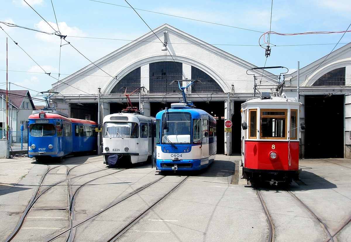 Blick in das Depot der Straßenbahn Osijek am 21.05.2009, von links nach rechts der ex-Mannheimer GT-6 9227, T3YU 8226, T3R.PV 0704 und der Museums-Tw 8