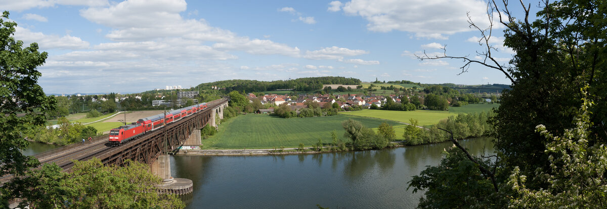 Blick in das Donautal bei Mariaort, RE (Nürnberg Hbf - München Hbf) überquert gerade die Prüfeninger Eisenbahnbrücke kurz vor Regensburg, 06.05.2020