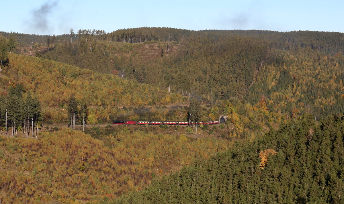 Blick vom Drängetalhangweg auf P8933 mit 99 222.

Drängetalhangweg, 15. Oktober 2017