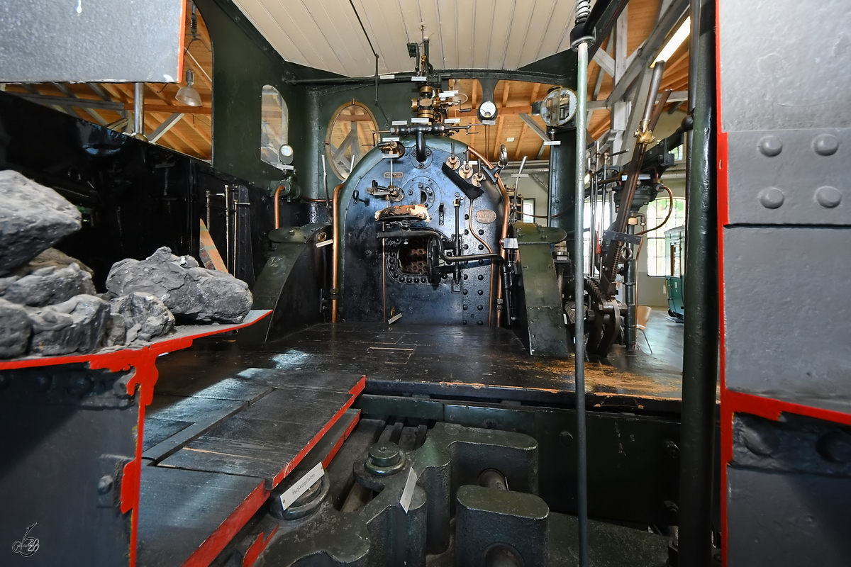 Blick durch den aufgeschnittenen Kohletender auf den Führerstand der 1874 gebauten Schnellzugdampflokomotive Bayerische B IX  1000 , welche in der Lokwelt Freilassing zu sehen ist. (August 2020)
