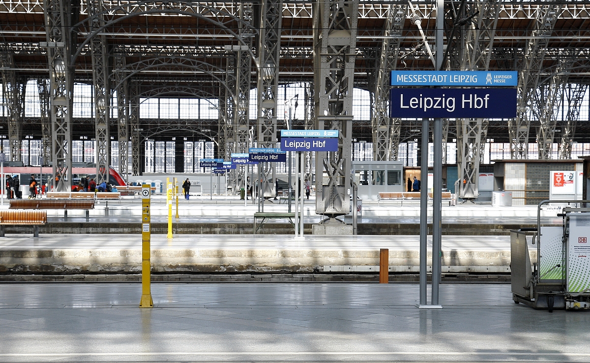 Blick durch die Bahnhofshalle in Leipzig Hbf am 16.04.2022