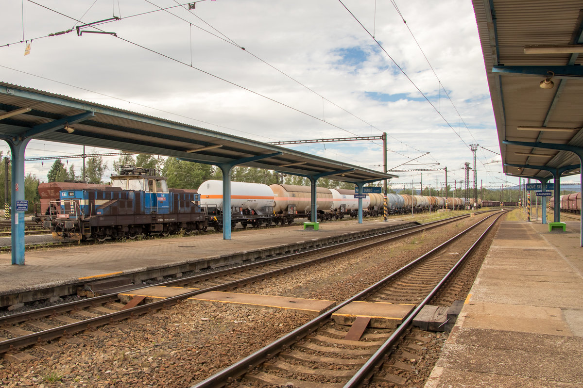 Blick durch die Bahnsteigsüberdachung auf 210 066-7 am Bahnhof Nove Sedlo u Lokte am 4. August 2017. 