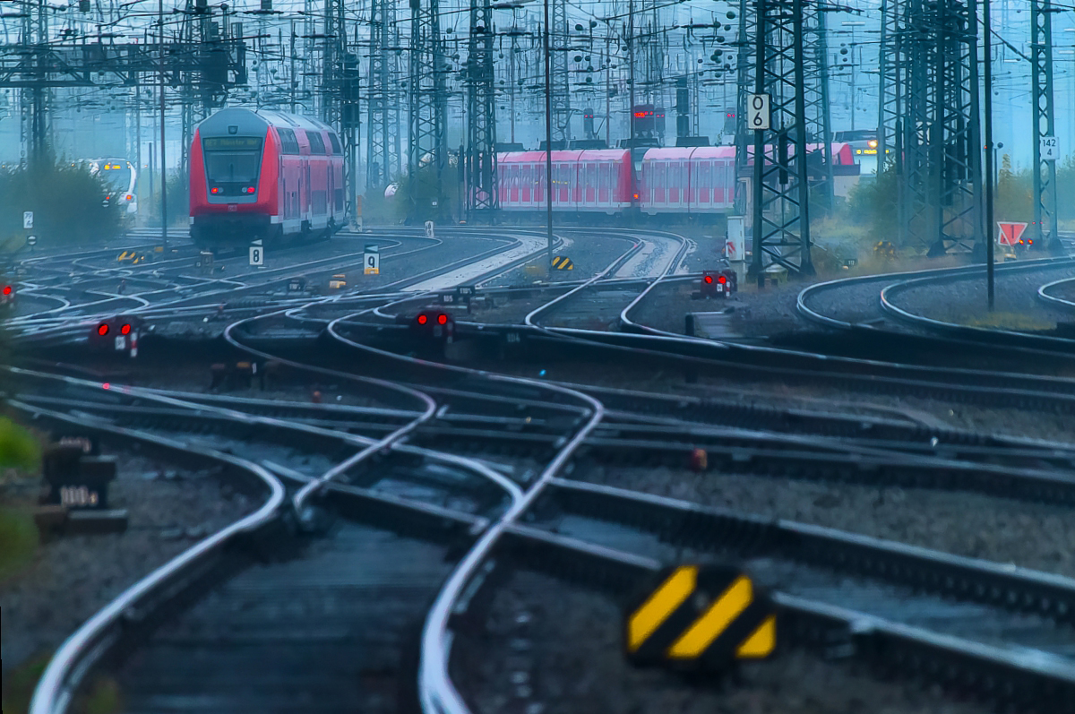 Blick durch ein 300mm Teleobjektiv auf das Gleisvorfeld des Hagener Hauptbahnhofs am 21.09.2014

