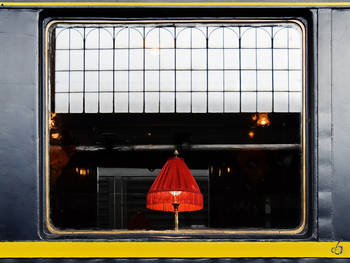 Blick durch ein Fenster des 1926 gebauten Restaurantwagens R12-12954. (Eisenbahnmuseum Madrid, November 2022)