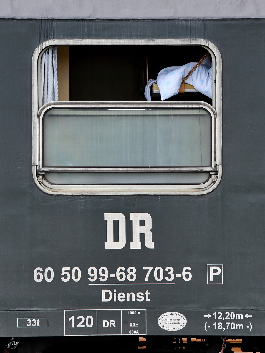 Blick durch das geöffnete Fenster beim DR 60 50 99-68 703-6 Dienst. (Altenbeken, Juli 2019)