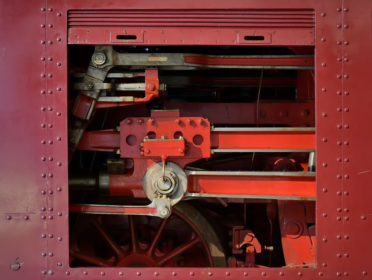 Blick durch die geöffnete Wartungslucke der Stromlinien-Verkleidung auf das Treibgestänge der 05 001. (Verkehrsmuseum Nürnberg, Mai 2017)