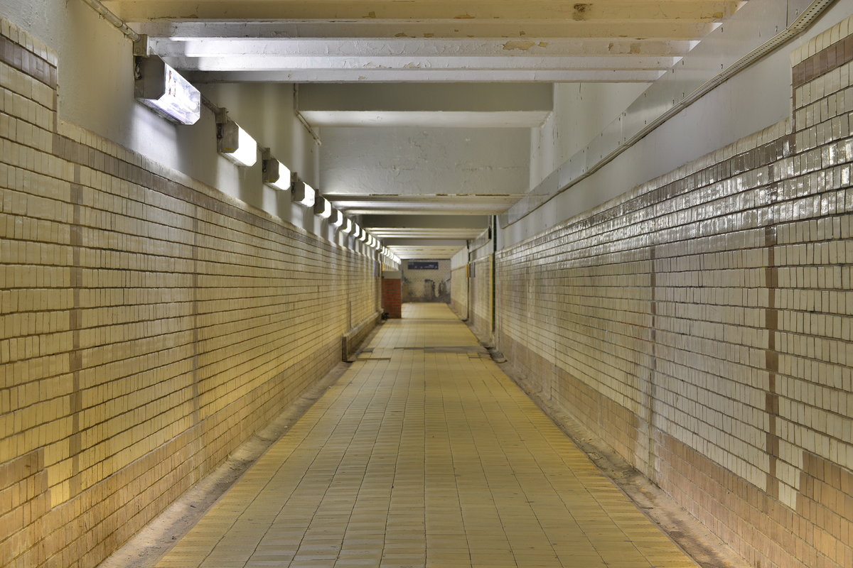 Blick durch den Röxer Tunnel. Durch die Bauarbeiten in der anderen Unterführung ist dieser die einzige Möglichkeit zu den Bahnsteigen zu gelangen. Nach den Umbauarbeiten wird der Röxer Tunnel verfüllt. 

Stendal 24.07.2019