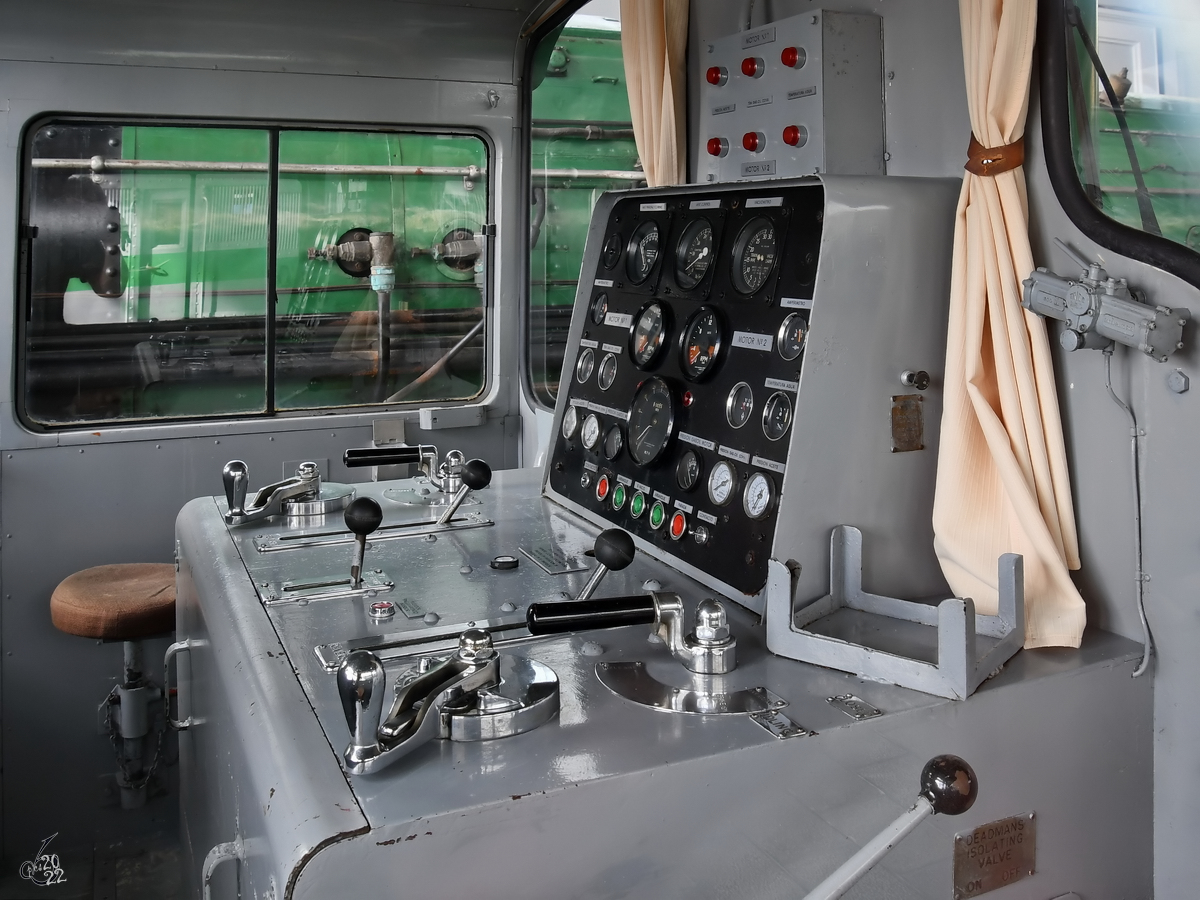 Blick durch die Scheibe auf den Führerstand der 1968 gebauten Diesellokomotive 10601 (306-001-9). (Eisenbahnmuseum Madrid, November 2022)