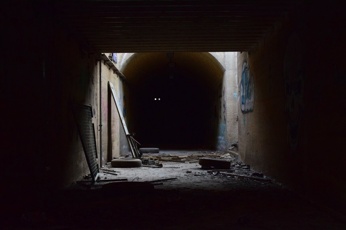 Blick durch die stillgelegte Unterführung in Großbothen. Hier konnte man einst auf den Mittelbahnsteig zur Muldentalbahn wechseln. Der Tunnel ist unten durch eine Mauer vom restlichen aktiven Teil getrennt, der alte Treppenabgang jedoch noch frei begehbar.

Großbothen 12.08.2021