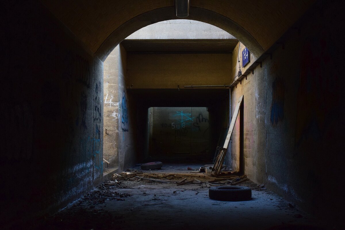 Blick durch den stillgelegten Teil der Fußgängerunterführung. Hier wechselte man früher die Bahnsteigefür die Züge von und nach Rochlitz und Borna. Heute ist dieder Teil durch eine Mauer vom aktiven Teil getrennt. Die alten Treppenabgänge sind jedoch frei zugänglich.

Großbothen 11.08.2021