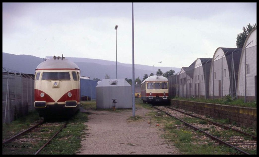 Blick durch den Zaun im HBF Heidelberg in den abgesperrten Bereich des US amerikanischen Eisenbahn Depots. Links steht VT 608801-7, genannt  Der General .

Rechts ein dem 515 Akku Triebwagen ähnliches Fahrzeug, dessen Nummer ich momentan nicht parat habe. Die Aufnahme entstand am 16.8.1989.