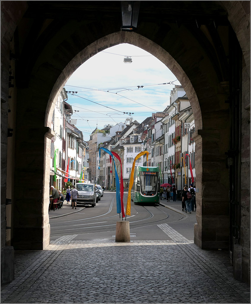 Blick durchs Spalentor - 

... in die Spalenvorstadt mit Flecity 2 5025 auf der Linie 3 nach Birsfelden.

17.09.2025 (M)