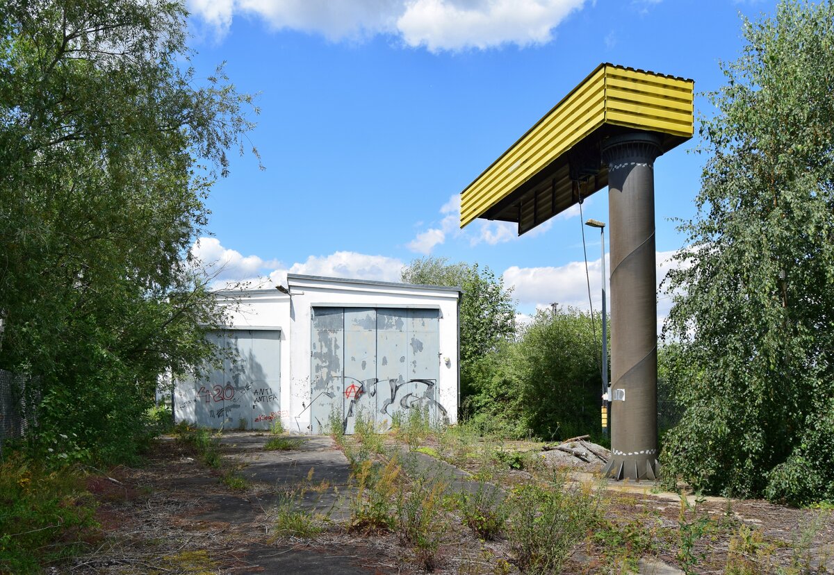 Blick in die ehemalige Bahnmeisterei durch das Tor in Güterglück.

Güterglück 22.07.2020
