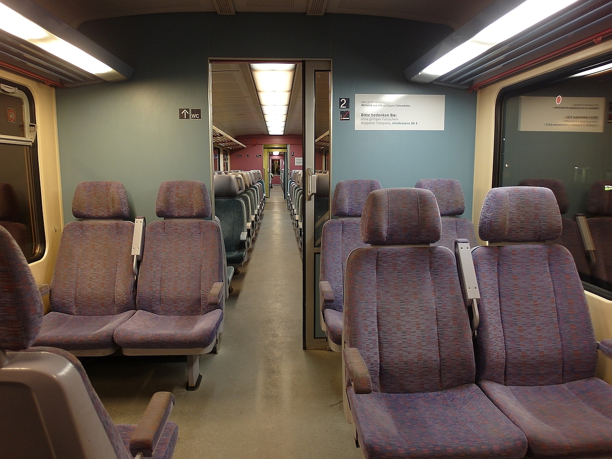 Blick von der ehemaligen 1. Klasse in Richtung 2. Klasse im Triebwagen 928 549. Aufnahme entstand am 03.03.2017 im abfahrbereiten RE 22606 im Friedrichshafener Stadtbahnhof. 