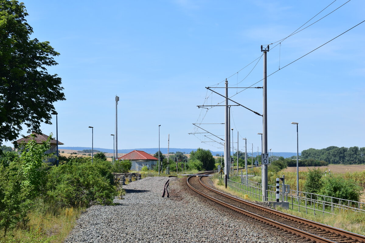 Blick vom ehemaligen Bahnsteig Gleis 2 in Reinsdorf bei Artern in Richtung Bretleben. Das zweite Gleis wurde abgebaut und der Bahnsteig somit stillgelegt. Seit 2015 wird Reinsdorf nur noch in den Morgen und Abendstunden bedient.

Reinsdorf 30.07.2020