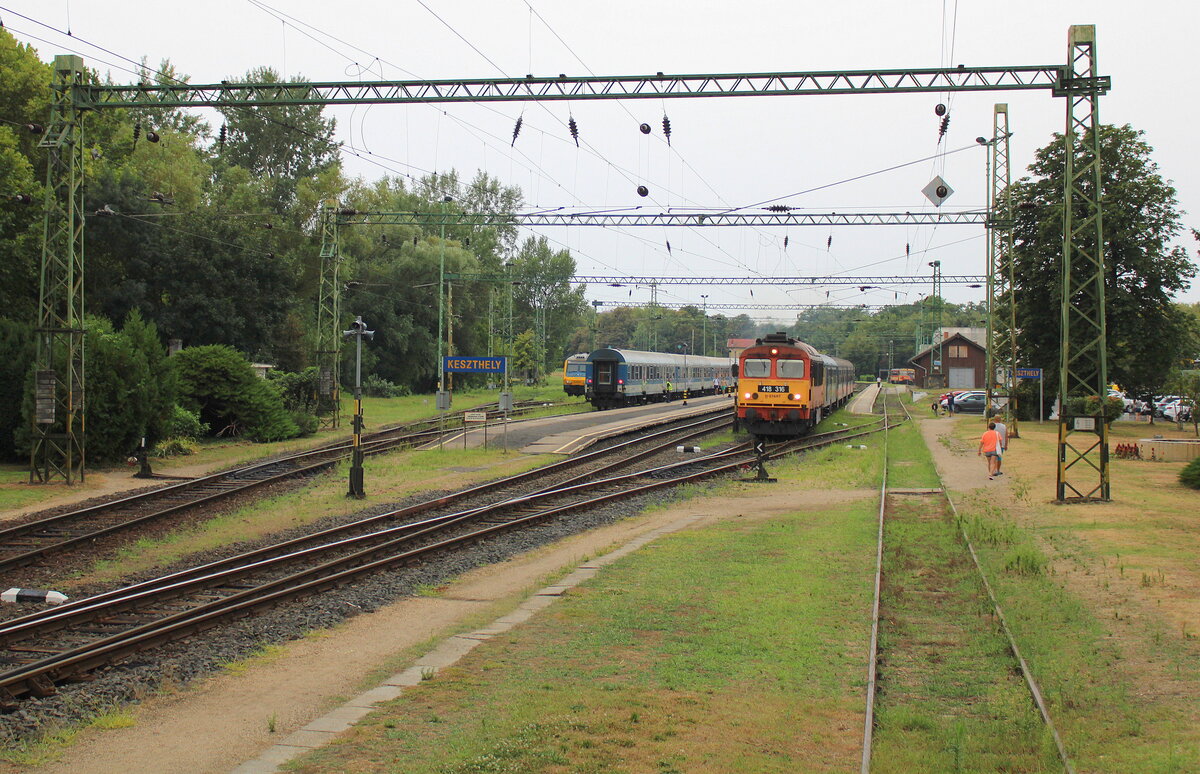 Blick von der ehemaligen Verladerampe in den Bahnhof von Keszthely, den rechts gerade die MÁV H-START 418 316 mit dem Sz 19616 nach Tapolca verlässt.