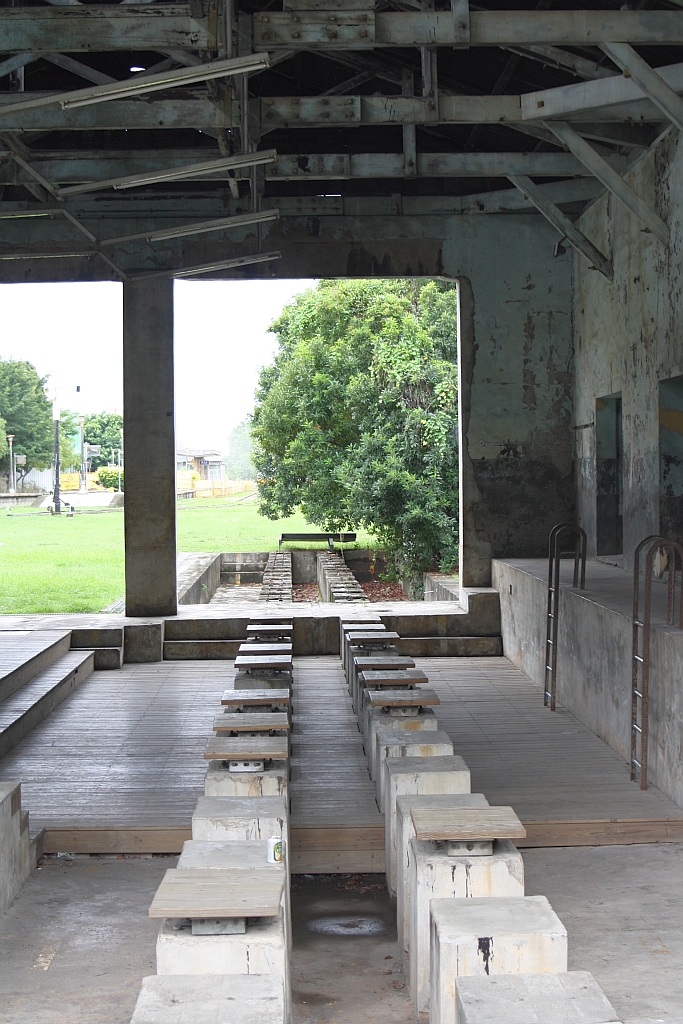 Blick in den ehemaliger Lokschuppen und Werkstätte in der alten, aufgelassenen Taitung Station am 09.Juni 2014.