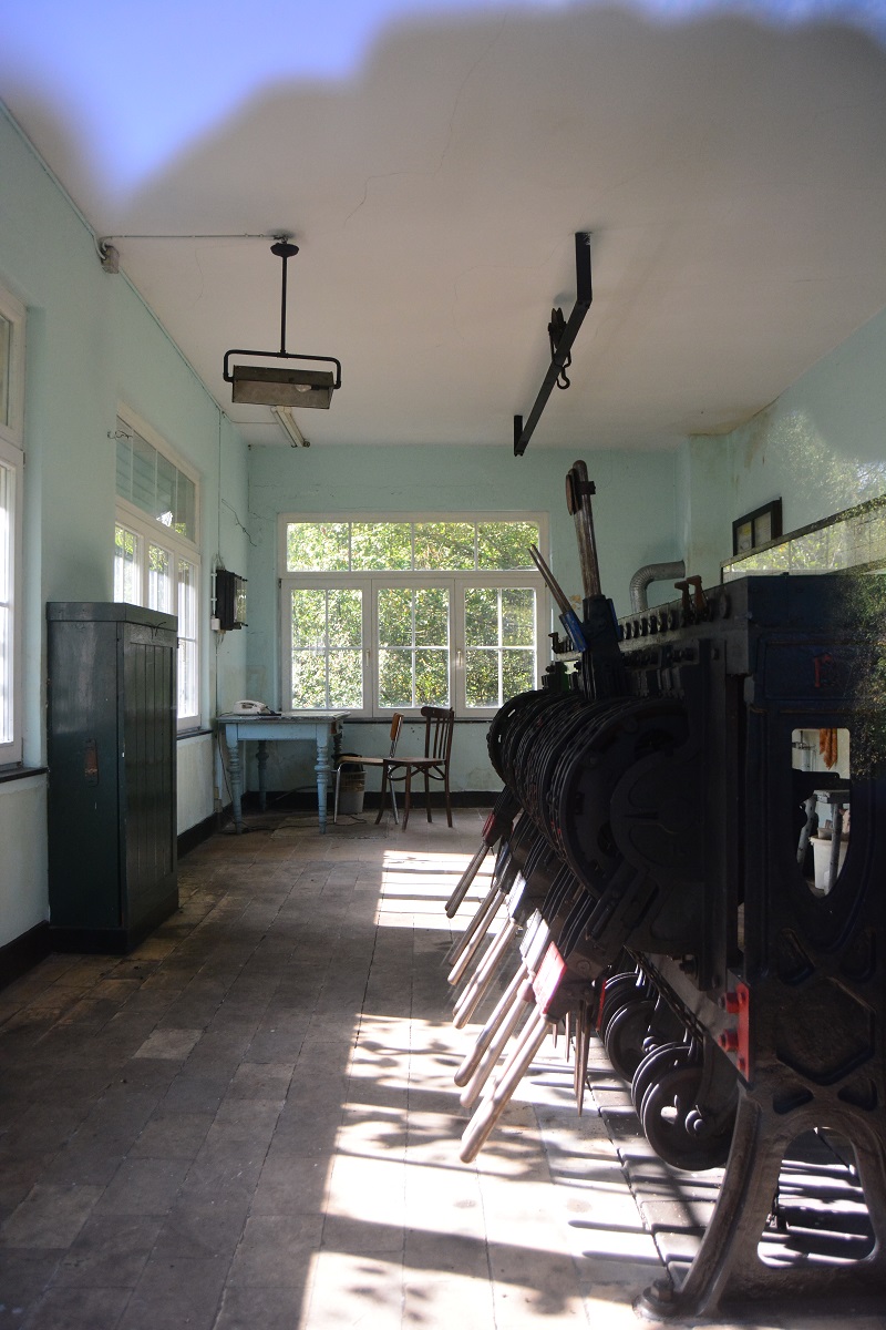 Blick in ein Stellwerk bei Raeren durchs Fenster. Hier ist noch alles klassisch mechanisch. 

Raeren 08.10.2016