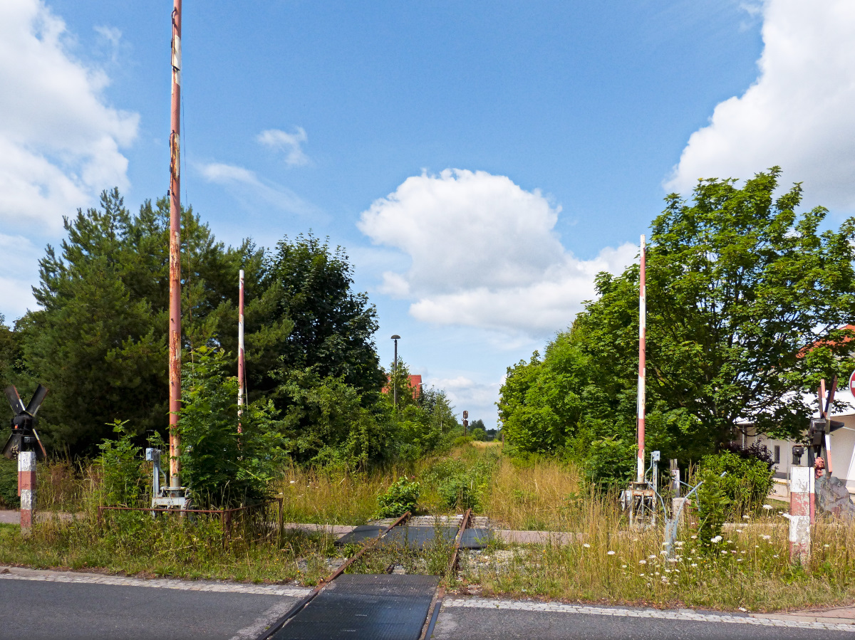 Blick von einem südlich befindlichen Bahnübergang auf den ehemaligen Bahnhof Bleicherode Stadt 15.07.2015. Gegenblick zu diesem Bild: http://www.bahnbilder.de/bild/deutschland~bahnhoefe-stillgelegt~alle/882765/blick-von-der-bahnsteigkante-von-bleicherode-stadt.html