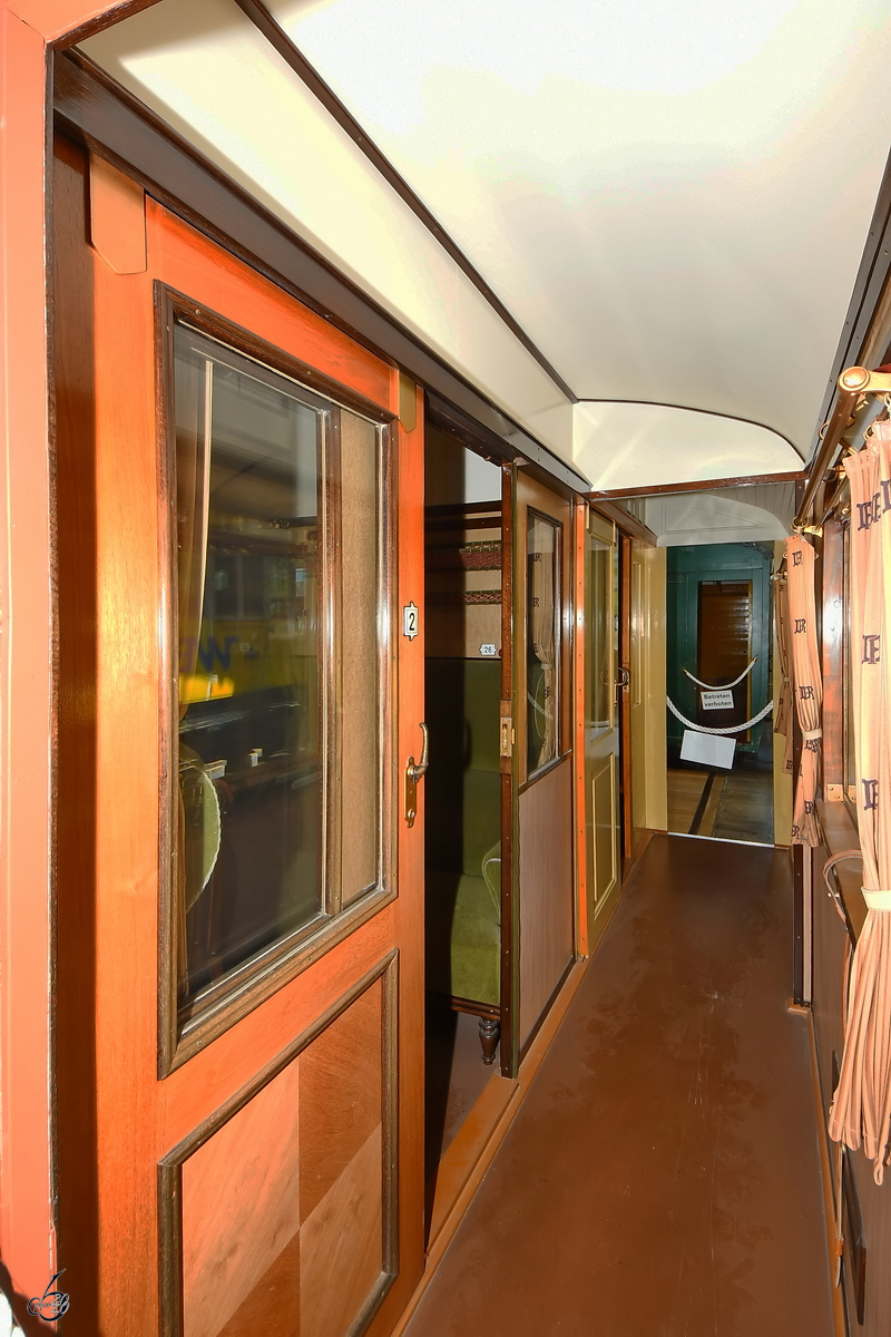 Blick in einen 1920 gebauten Schnellzugwagens, welcher Anfang August 2020 in der Lokwelt Freilassing zu sehen war. Zu erkennen ist die 2. (Polster)klasse, dahinter befindet sich die 3. (Holz)klasse.