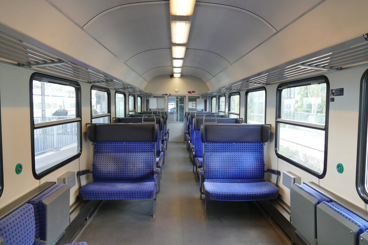 Blick in einen Steuerwagen der Bauart Bnrbdzf 480.1 der Wedler Franz Logistik, eingesetzt als Ersatzzug auf der S3 Hannover Hbf - Lehrte - Hildesheim Hbf.
Aufgenommen im September 2022.