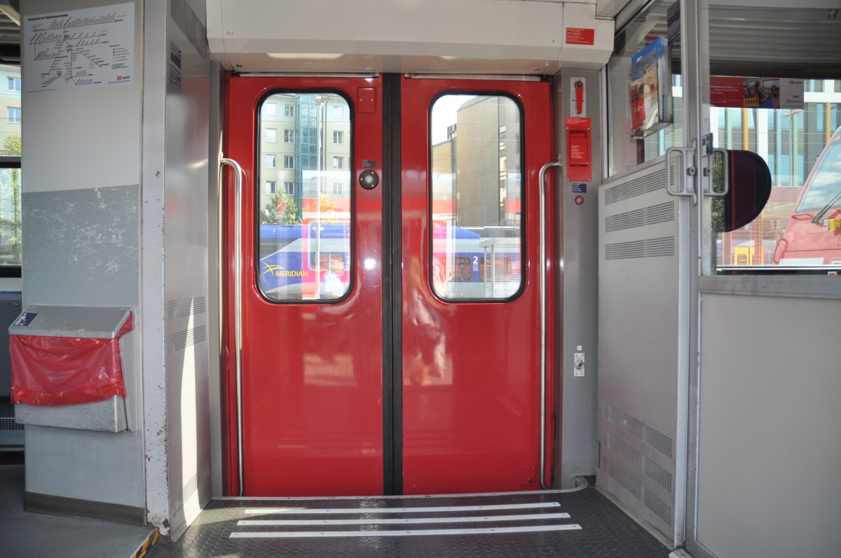 Blick in den Einstiegsraum im  Frankfurter  DBm-Design des 80-34 104 Bnrbdzf 480.1 der Südostbayernbahn. Eingereit im RE München HBF-Mühldorf im April 2014.