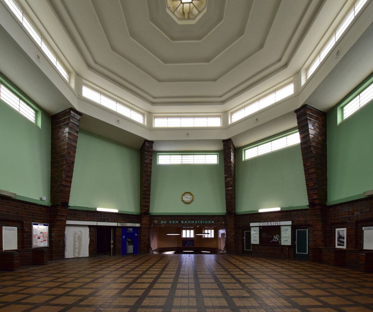 Blick in die Empfangshalle Berlin Wannsee. Noch weitesgehend original gehalten präsentiert sich die Halle eindrucksvoll. Links und rechts erkennt man noch die ehemaligen Ticketschalter.

Berlin 21.07.2023