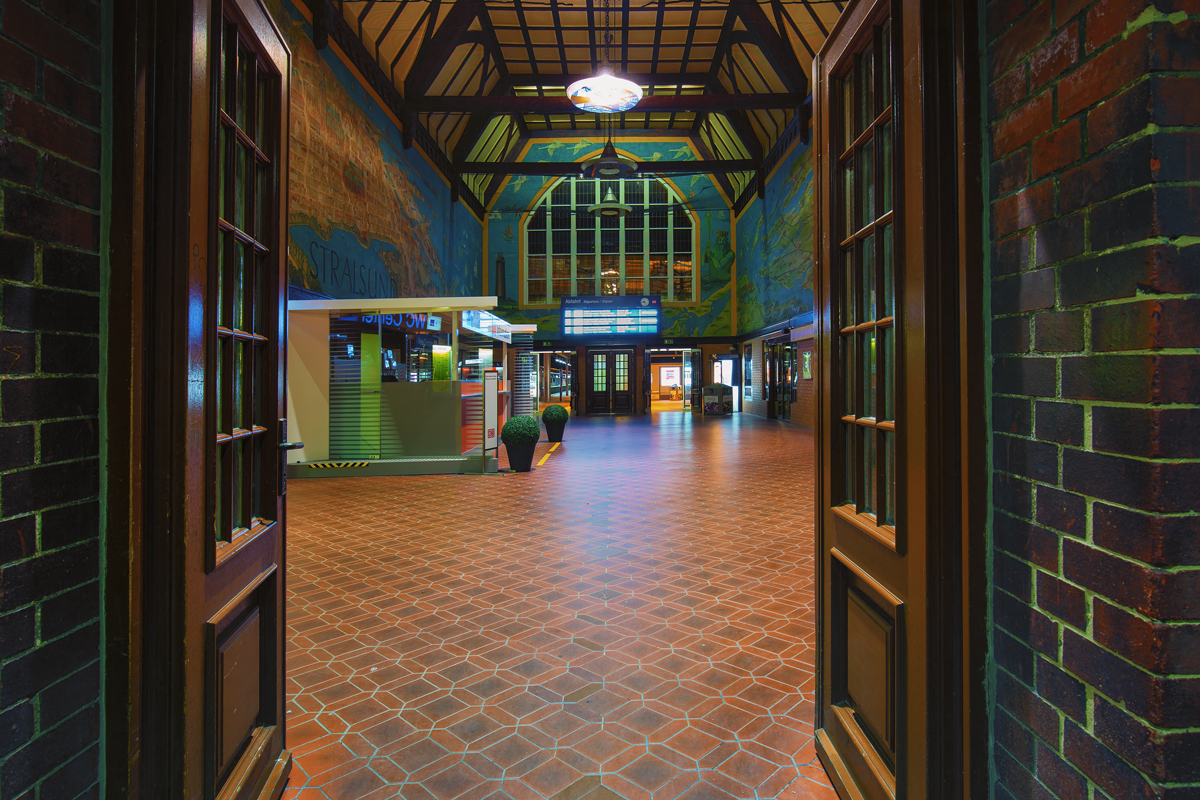 Blick in die Empfangshalle des Bahnhofs Stralsund. - 07.09.2016
